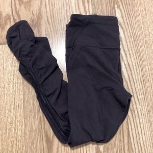 Ivivva Girls 8 Black Ruched Meshed Side Leggings